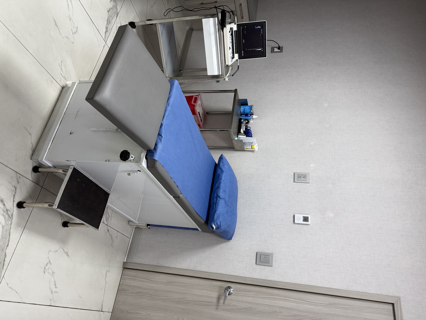 Sala de exploración con equipo de ultrasonido